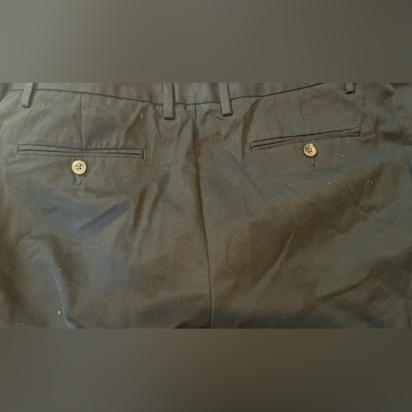 Amazon Essentials Men's Classic-Fit Wrinkle-Resistant Pleated Chino Pant - Picture 2 of 4